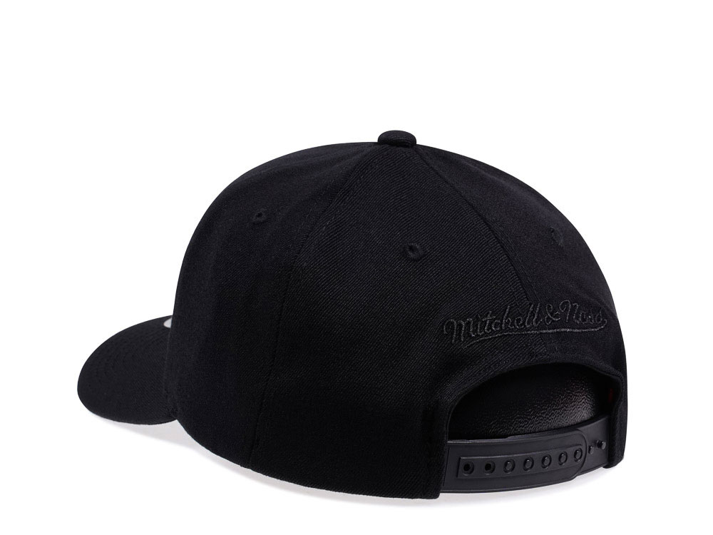 Mitchell & Ness Philadelphia 76ers Black Out Team Arch Red Line Flex Snapback Hat