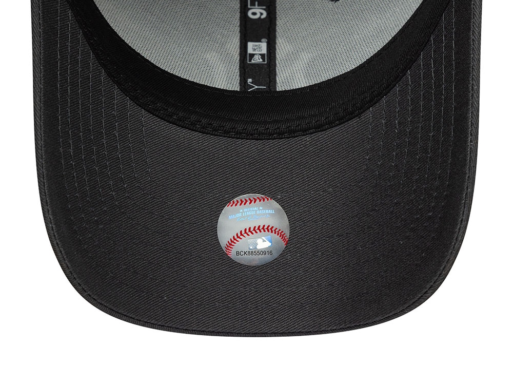 New Era New York Yankees League Essential Dark Gray Edition 9Forty Strapback Hat